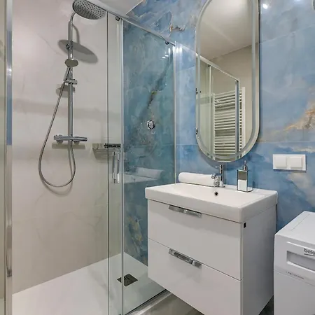 Bulvar By The Sea By Lion *