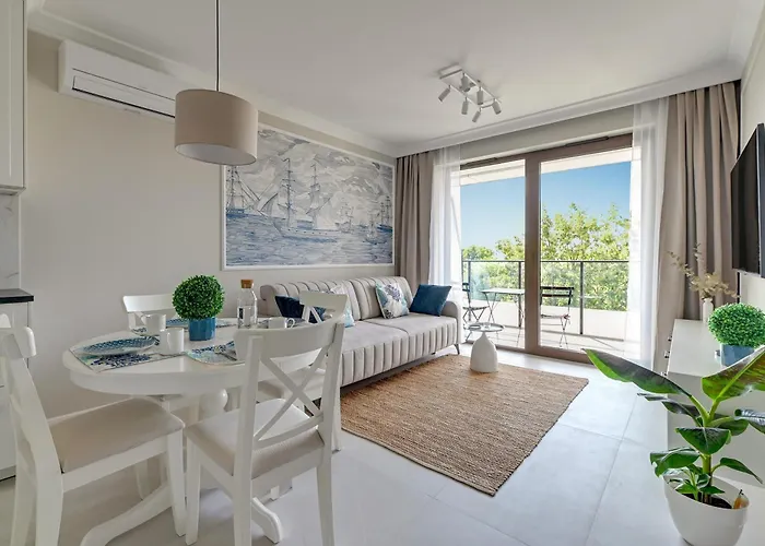 Bulvar By The Sea By Lion